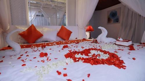 Alappuzha Hotel | Whispering Waters Houseboat