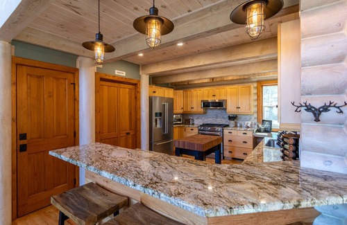 Sugar Grove Cabin | Whispering Willow - 3bd/3.5 bath, hot tub, game tables, views, near original Mast General Store