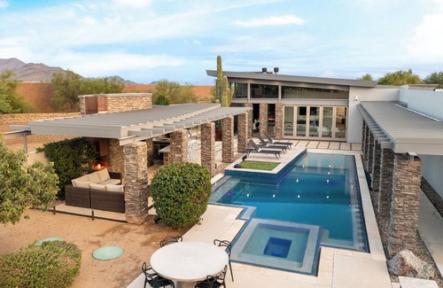 North Scottsdale House | WHISPERING WIND– NEW Luxury Scottsdale Villa w/Beach Entry Pool, Hot Tub, Games & More