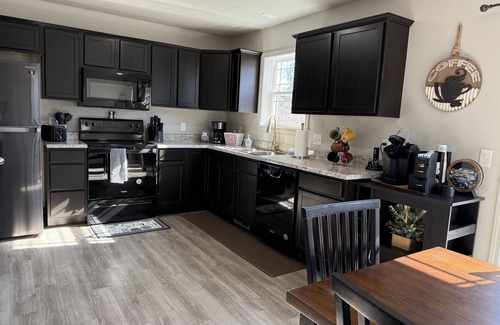 Downtown Branson House | Whistle Inn-Minutes to Landing, Train, Shopping, Convention, Lake, Distillery