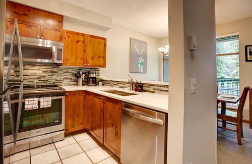 Whistler Cay Heights Condo | Whistler Village 2BR:Sleeps 6, Hot Tub & Pool Patio+ BBQ,Free Parking &Walk to Everything!