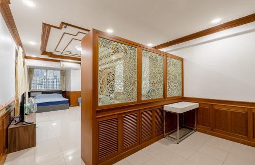 Silom Apartment | White Base