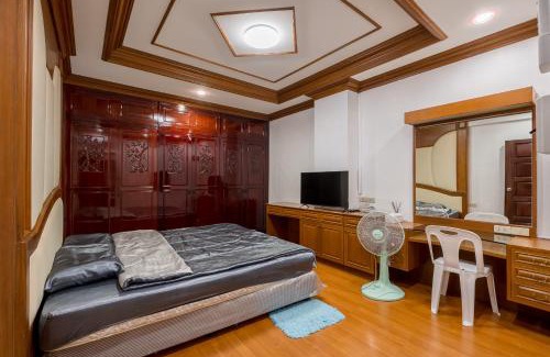 Silom Apartment | White Base
