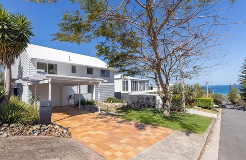 Sunshine Beach House | "WHITE BEACH HOUSE" High on Belmore, PETS welcome