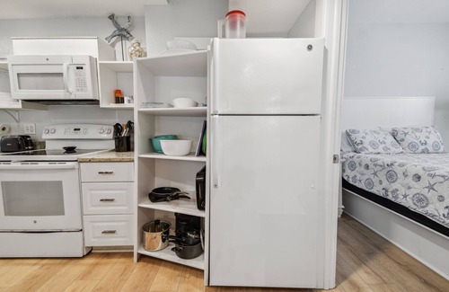 Clearwater Beach Cottage | White beaches, walk to restaurants and shops! Family vacation/Romantic getaway!