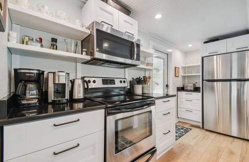 Clearwater Beach Cottage | White beaches, walk to restaurants and shops! Family vacation/Romantic getaway!
