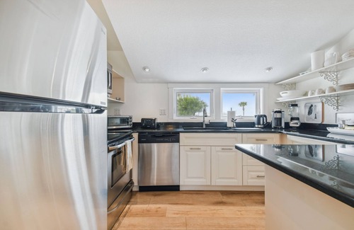 Clearwater Beach Cottage | White beaches, walk to restaurants and shops! Family vacation/Romantic getaway!