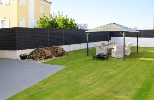 Ayioi Asomatoi House | White & Black Aegina - Private Garden & Parking