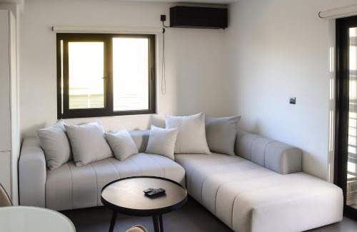 Ayioi Asomatoi House | White & Black Aegina - Private Garden & Parking