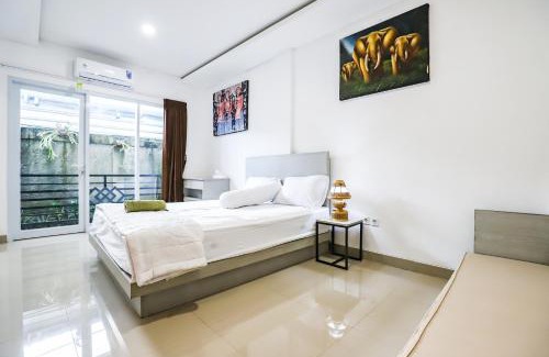 Peliatan House | White-Blue House 2 - Pvt Room, Shared Pool&Kitchen