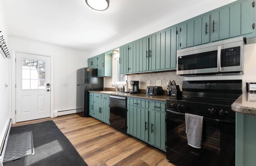 North Conway Ski Chalet | White Cap Cabin-Dog Friendly Chalet in N. Conway!