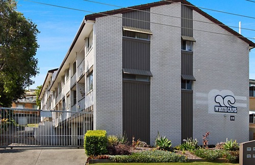 Coolangatta Apartment | White Caps Unit 3- 400 metres to Kirra Beach, cafes and restaurants