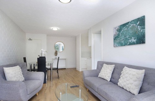 Coolangatta Apartment | White Caps Unit 3- 400 metres to Kirra Beach, cafes and restaurants
