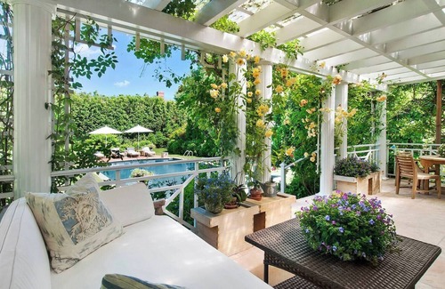 Egypt Lane Historic District House | White Contemporary in Classic Estate SOH for 3 max