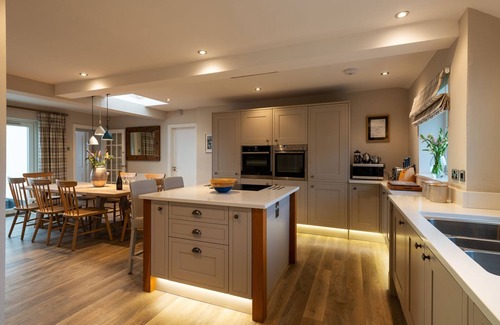 Rhosneigr House | White Cottage - A large six bed beachside holiday home