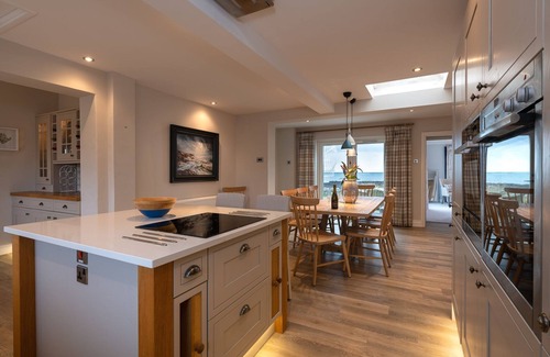 Rhosneigr House | White Cottage - A large six bed beachside holiday home
