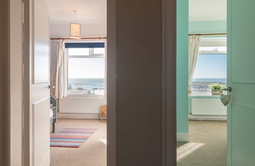 Rhosneigr House | White Cottage - A large six bed beachside holiday home