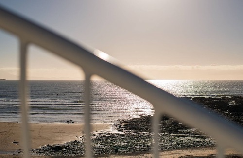 Rhosneigr House | White Cottage - A large six bed beachside holiday home