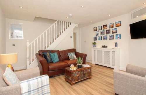 Bere Regis Cottage | WHITE COTTAGE, pet friendly, with a garden in Bere Regis