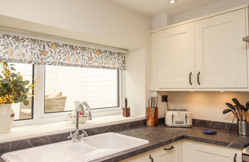 Bere Regis Cottage | WHITE COTTAGE, pet friendly, with a garden in Bere Regis