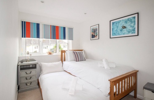 Bere Regis Cottage | WHITE COTTAGE, pet friendly, with a garden in Bere Regis