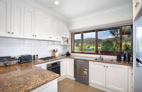 Healesville House | White Gum Unit - Belaradah on Stefani Estate Vineyard