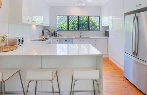 Coorparoo House | White Hill Bungalow Poolside Fun for Families