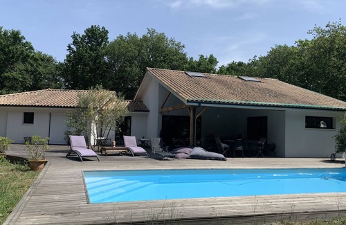 Saint-Vivien-de-Medoc Villa | WHITE HOUSE