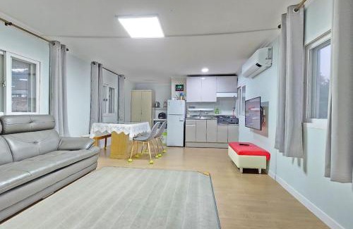 Chuncheon House | White House in Forest