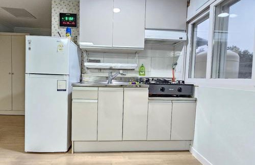 Chuncheon House | White House in Forest
