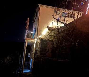 Chas de Egua House | White House