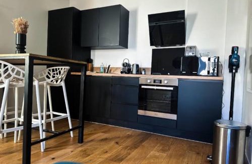 Henriville Apartment | White House - THE SUNNY avec TERRASSE et PARKING privé - 20 min CENTRE