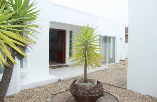 Summerstrand Apartment | White House