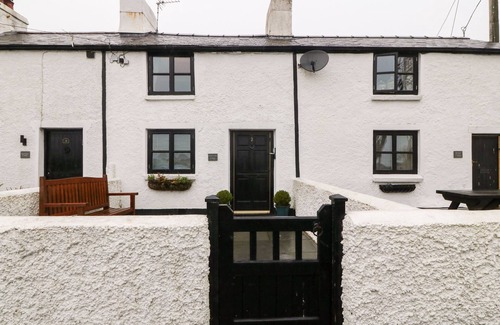 Brynsiencyn House | WHITE LILAC COTTAGE, pet friendly, with open fire in Brynsiencyn