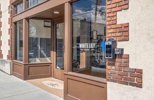 Downtown Knoxville Condo | White Lily Luxe Loft nestled within the heart of Knoxville's Old City.
