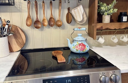 Greeneville Cottage | White Little Cottage-Newly renovated-Pets-Family