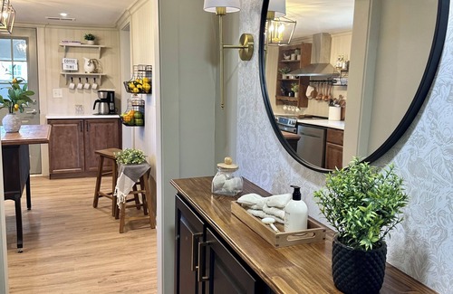 Greeneville Cottage | White Little Cottage-Newly renovated-Pets-Family