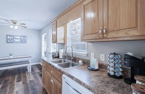 Trenton House | White Oak - fire pit, fast wifi, & free parking