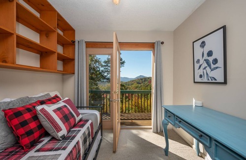 Lynn House | White Oak Vista | A Peaceful Cabin with Breathtaking Views | Under 20 min to TIEC