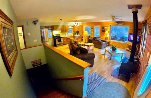 Lansing Cabin | White Pine Cabin With Swimming Pond & Hot Tub Jacuzzi