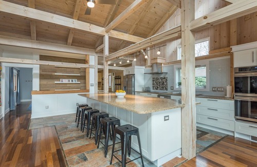 Royal Pines House | White Pine Retreat - Pet friendly, Beautiful Views and 20 Minutes to AVL!