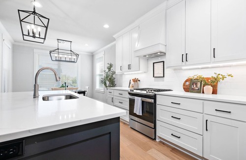 North Waco House | White Retreat on 5th - 3.5 Bathrooms!