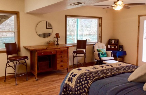 Flippin House | White River trout fishing/reunion getaway in Flippin AR w/boat ramp & game room