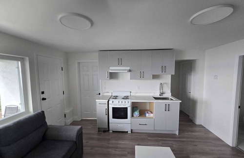 White Rock House | White Rock Beach Suite | Oceanfront suite + Free Parking