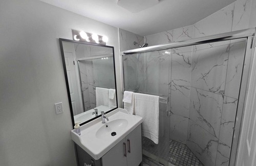 White Rock House | White Rock Beach Suite | Oceanfront suite + Free Parking