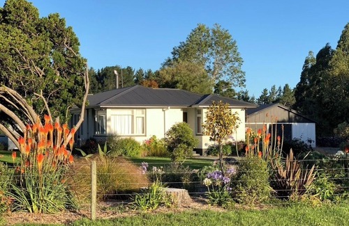 North Loburn House | White Rock Escape! 3-bedroom house with sleepout, Warm & Cozy, Quiet & Private.