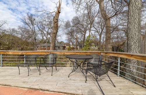 White Rock Hills House | White Rock Poolside Retreat- 4 Beds & a Private Pool