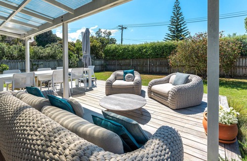 Palm Beach Cottage | White Sands Cottage - White Sands Cottage at Palm Beach is a beautifully presented and fully restored 1950s weatherboard bach located just 50 metres from the white sands of Palm Beach. With 2 bedrooms and 1 bathroom this is a perfect family cottage a