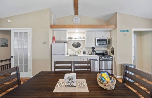 Eureka Springs Historic District Bed & Breakfast | White Squirrel: Charming 2-bed & 2-bath BNB w/Private Parking & Walk to Downtown