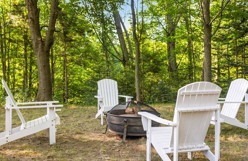 Greilickville House | White Stone House: Pet-Friendly on 10 Acres!